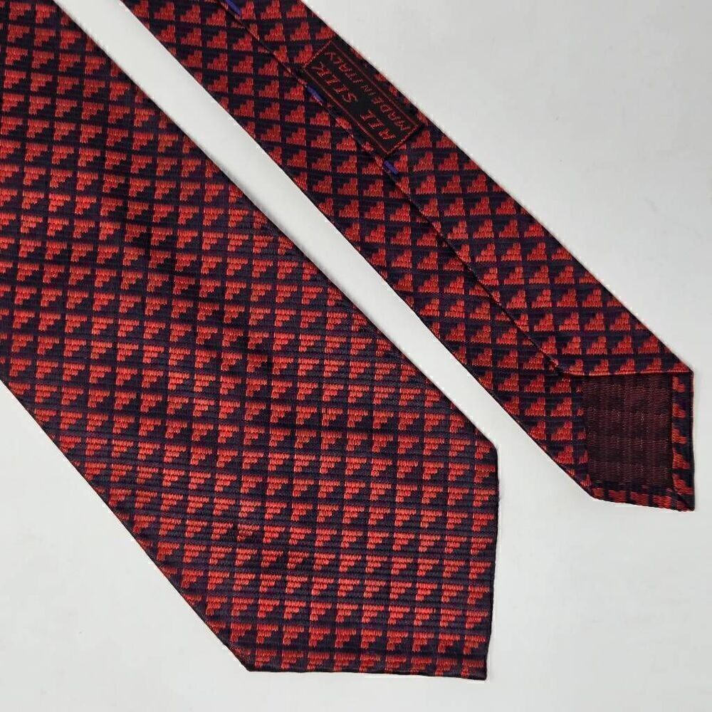 VINTAGE BATTAGLIA SILK TIE RED BLACK TRIANGLE TEXTURED SATIN 3.75" X 57"